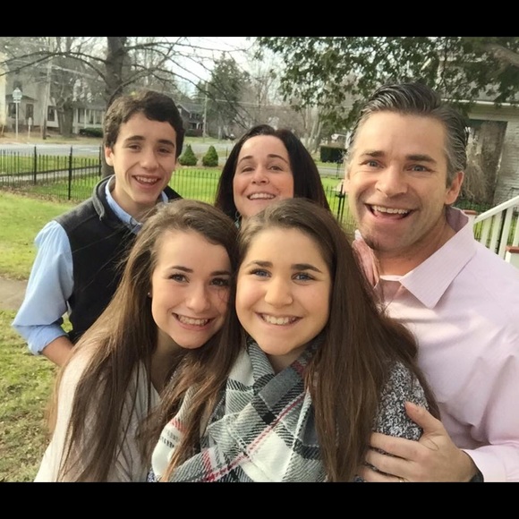 Hi, I’m Kate! Thanks for looking at my closet! - Picture 4 of 7